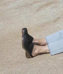 Austin minimalistic clog mule