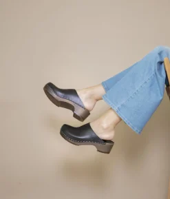 Austin minimalistic clog mule