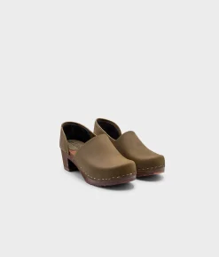 Brett closed-back clogs