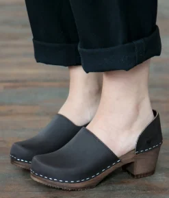 Brett closed-back clogs