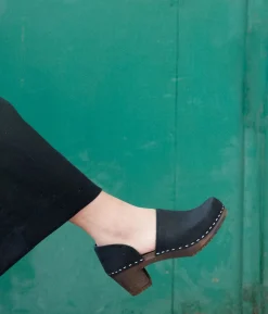 Brett closed-back clogs