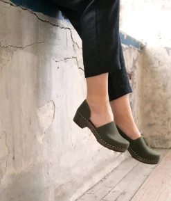 Brett low closed-back clogs