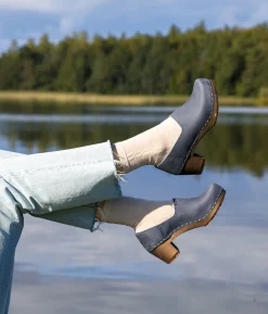 Bridget closed-back clogs