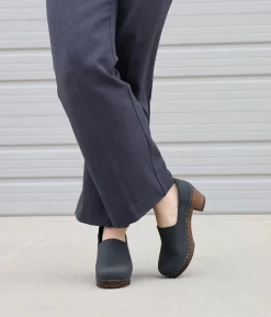 Bridget closed-back clogs