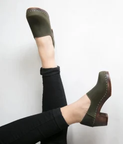 Bridget closed-back clogs