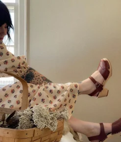 Monroe crossed clog sandal